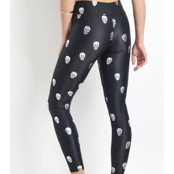 💕 NWT $200 Skull Leggings and 2 sports bras💕 - Picture 4 of 8